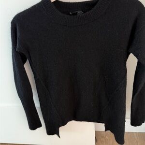 Aqua Cashmere Women's Black Crew Neck Sweater